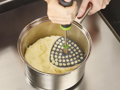 Produktbild von Joseph Joseph Delta - faltbarer Kartoffelstampfer - grau/grün