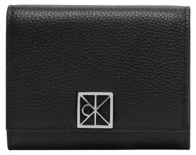 Produktbild von Calvin Klein EMBLEM HW PEBBLE TRIFOLD W/ZIP Damen Portemonnaie Schwarz : Größe - UNICA Größe: UNICA