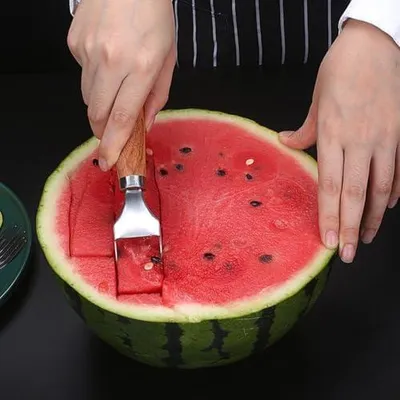 Produktbild von 3-in-1-Wassermelonenschneider aus Edelstahl mit Holzgriff zum Schneiden und Würfeln von Wassermelonen und Gemüse im Haushalt
