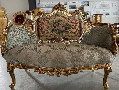 Produktbild von Casa Padrino Barock Sofa Mehrfarbig / Gold - Handgefertigtes Wohnzimmer Sofa im Barockstil - Prunkvolle Barock Möbel - Barockstil Wohnzimmer Möbel - Edel & Prunkvoll