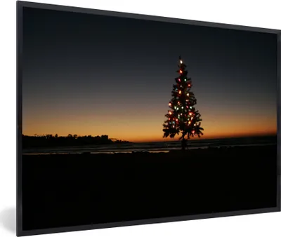 Produktbild von MuchoWow® MuchoWow® Gerahmtes Poster Weihnachtsbaum bei Sonnenaufgang 30x20 cm - Poster mit zchwarzem Bilderrahmen - Kunstdruck - Bild-Poster