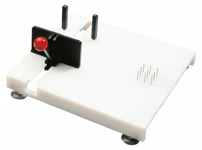 Image de Planche à découper multifonctionnelle avec pieds ventouses et goupilles métalliques - lavable au lave-vaisselle, adaptable pour droitiers et gauchers, 29,5 x 31,5 cm, blanc