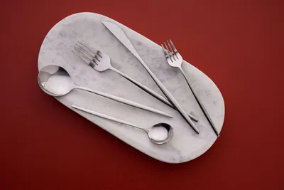 Produktbild von Hermia Concept, Hochwertiges Besteckset (30 Teile), 100% Edelstahl, Silber | 6 Esslöffel, 6 Gabeln, 6 Messer, 6 Dessertlöffel, 6 Dessertgabeln | Spülmaschinen- und mikrowellengeeignet, ideal für jeden Anlass.