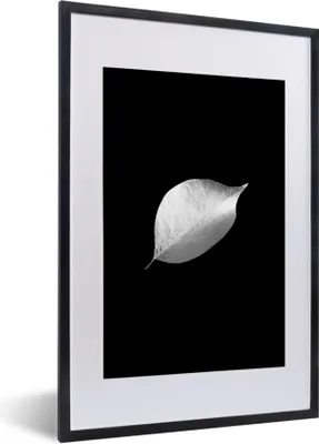Produktbild von MuchoWow® Gerahmtes Poster Blatt auf schwarzem Hintergrund - schwarz und weiß 40x60 cm - Poster mit Schwarzem Bilderrahmen Wandposter Rahmen Foto Bilder - Poster in Rahmen