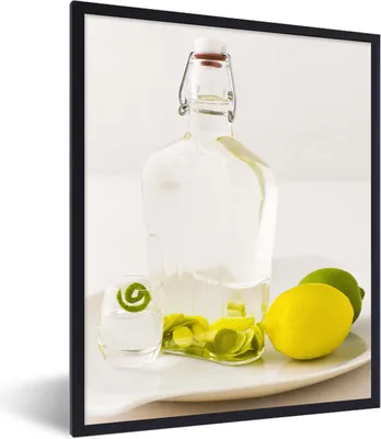 Produktbild von MuchoWow® Gerahmtes Poster Zitrone und Limette mit Wodka 60x80 cm - Poster mit Schwarzem Bilderrahmen Wandposter Rahmen Foto Bilder - Premium - Wanddeko Wohnzimmer