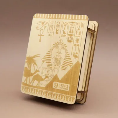 Sphinx Secret Box Puzzle aus Holz mit ägyptischer Gravur: Sphinx, Pyramiden, Kamele und Hieroglyphen, Aufschrift '9 Steps to Enter'.