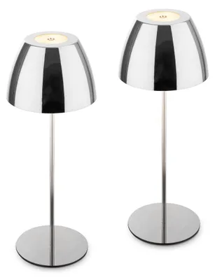 Produktbild von 2er Set Akku Tischlampen: Die eleganten Leuchten in Chrom fügen sich vielseitig in unterschiedliche Umgebungen ein und sind mit einer Höhe von jeweils 36cm kompakt auf Tisch, Sideboard oder Terrasse einsetzbar. Warmweißes Licht und stufenlo