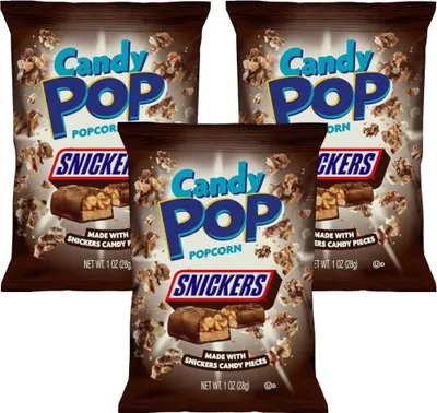 Produktbild von Candy Pop Snickers Popcorn – 3er Pack (3 x 28 g) – Knuspriges Popcorn mit Snickers-Stücken – Süß-salziger US-Snack+Heartforcards Versandschutz