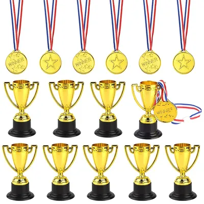 Produktbild von TRANKIELO® – Set mit 30 Auszeichnungen – 10 goldene Kunststoff-Trophäen und 20 Medaillen für Kinder – Sportauszeichnungen
