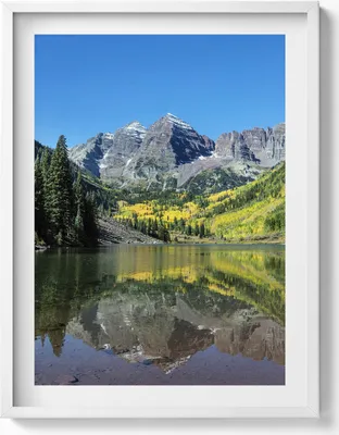 Produktbild von See mit Bergen und Wäldern– Wandbild mit Rahmen – Gerahmtes Bild  – Wanddekoration – 60x80 cm –  Weiß Rahmen