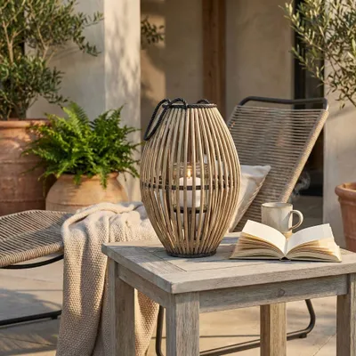 Immagine prodotto di Milani Home - lanterna in vimini e vetro grigia, portacandela e portafiori, per portico e giardino