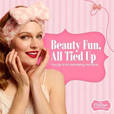 Produktbild von Dolly-Make-up-Haarband von Vintage Cosmetic Company im Vintage-inspirierten Stil | Weiches Haarband im Retro-Stil, das das Haar während der Hautpflege ordentlich hält