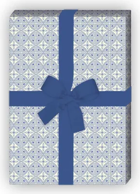 Produktbild von Klassisches indigo Geschenkpapier im Kachel Muster, blau - kleines Muster - G7192, 32 x 48cm