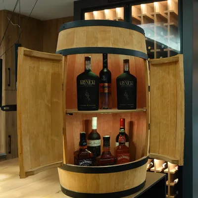 Produktbild von CREATIVE COOPER Weinfass mit Tür, Holzfass mit LED-Beleuchtung, Weinregal im Retro-Stil, Weinregal aus Holz, Höhe 80 cm, elegante Dekoration für Wohnzimmer, Tisch und Weinregal, fass bar, minibar, fassbar (Eiche)