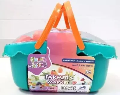 Image de Couper des légumes dans un panier