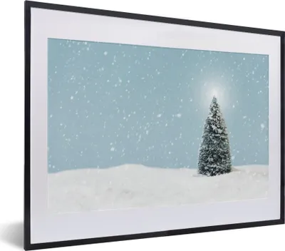 Produktbild von MuchoWow® MuchoWow® Gerahmtes Poster Ein Weihnachtsbaum in einer verschneiten Landschaft und einem blauen Himmel 40x30 cm - Poster mit zchwarzem Bilderrahmen - Bilderrahmen - Poster im Rahmen