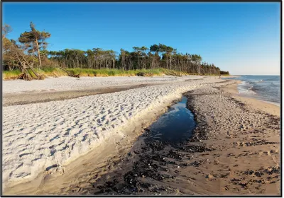 Produktbild von Wallario Wandbild Einsamer Strand am Meer - Blauer Himmel, Größe: 70,30 x 100,30 cm, Poster mit schwarzem Aluminiumrahmen