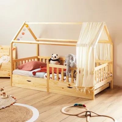 Produktbild von Hausbett NUNA aus massiver Kiefer, Montessori Bett in 90 x 200 cm mit Rausfallschutz, Spielbett mit Schubladen, modernes Kinderbett mit Dach in natur