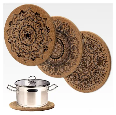 Produktbild von 2 Stück runde Korkuntersetzer mit ansprechenden Mustern, 19 cm Durchmesser, hitzebeständig, Unterlage für Töpfe, Gläser, Schüsseln und Vasen