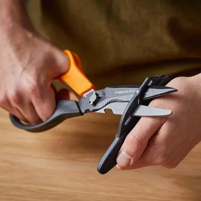 Obrázok produktu pre Univerzálne nožnice s puzdrom, rezačkou na pásky a brúskou Fiskars