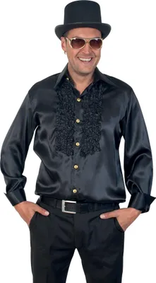 Mann im schwarzen Rüschenhemd mit schwarzer Stoffhose, schwarzem Zylinder und Sonnenbrille von Vorne