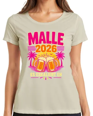 Imagen del producto de Camiseta para mujer con el texto "Malle 2026", "Es Eskaliert", "Eh Bier Saufen", "Mallorca Urlaub", en color natural, talla L