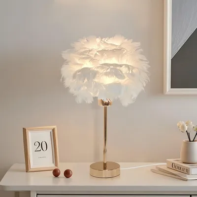 Produktbild von JDONG Tischleuchte Weiße Feder, Federleichte E27 flauschige Dekolampe, Nachttischlampe Warmweiß, Nachtlicht fürs Schlafzimmer, Wohnzimmer,∅35 cm* 47cm