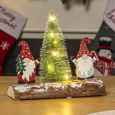 Produktbild von Deko Weihnachtswichtel mit LED Tannenbaum auf Baumstamm