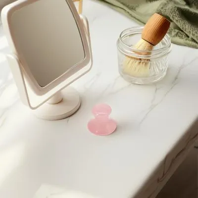 Produktbild von Pilzförmiger Rosenquarz-Gua-Sha-Roller zur Massage von Gesicht und Körper mit ergonomischem Griff für Hautstraffung und entspannende Spa-Anwendungen
