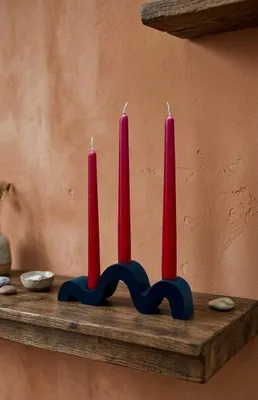 Produktbild von Evila Originals, Hochwertiges Kerzenständer-Set (4 Teile), Schwarz und Rot, 8 x 23 cm | 100% Paraffinwachs, 3 unbeduftete Kerzen (24 x 2 cm) | Elegantes Design für jeden Anlass.