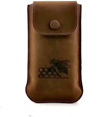 Produktbild von 4Bee Leder Brillenetui Mit Bienenmotiv – Modell 701 – Hochwertiges Leder – Gravierte Biene – Sicherer Schutz Für Brillen – Braun
