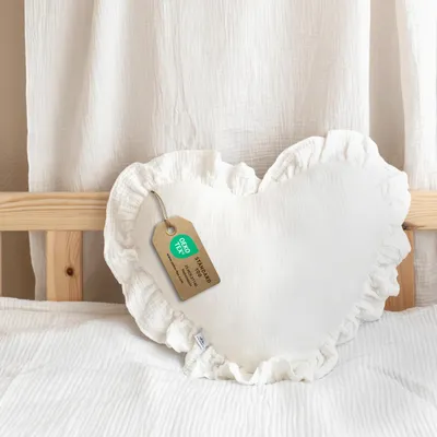Imagen del producto de Cojín decorativo corazón blanco con volantes, sin aplicación dorada - muselina