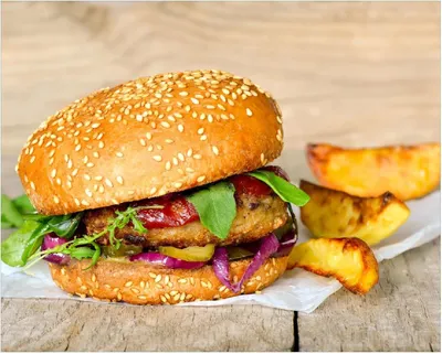 Produktbild von Wallario Poster - Burger mit frischem Salat und Pommes, Kunstdruck Größe: 40 x 50 cm