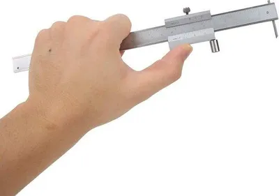 Zdjęcie produktu dla Metalowy miernik z podziałką równoległą i suwakiem, zakres pomiarowy 0–200 mm.