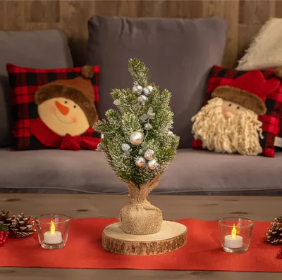 Productafbeelding van COM-FOUR® Decoratieve kerstboom - kleine sierboom met decoratiesneeuw, ballen en dennentakken - decoratie voor de kersttijd