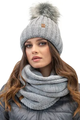 Produktbild von Vivisence Trendiges Damen-Set Mütze Mit Kunstpelz-Bommel Und Loop-Schal Aus Warmem Garn Antistatisches Fleece-Innenfutte, Perfekte Passform Mit Logo Aus  Ideal Für, Hellgrau,Einheitsgröße
