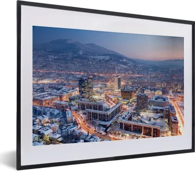 Produktbild von MuchoWow® MuchoWow® Gerahmtes Poster Straßenszene in Sarajevo und schneebedeckter Berg in Bosnien und Herzegowina 40x30 cm - Poster mit zchwarzem Bilderrahmen - Bilderrahmen - Poster im Rahmen