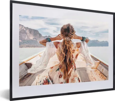 Produktbild von MuchoWow® MuchoWow® Gerahmtes Poster Frau - Boot - Norwegen - Weiß - Wasser - Bergen 60x40 cm - Poster mit zchwarzem Bilderrahmen - Schlafzimmer - Plakat in Rahmen - Drucken