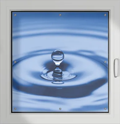 Produktbild von Wallario Lichtschutzbild, Dekorativer Sichtschutz Sonnenschutz 96 x 93 cm mit Motiv: Wassertropfen im blauen Wasser - Verdunklung ohne Bohren