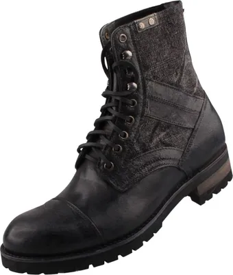 Auf dem Bild ist ein schwarzer Stiefel zu sehen der von der rechten Seite gezeigt wird. Der Stiefel zeichnet sich durch seine schlichte Form und die robuste Sohle aus.