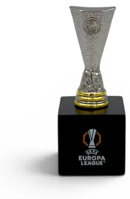 Immagine prodotto di UEFA Europa League - Replica del trofeo su piedistallo in legno (45 mm)