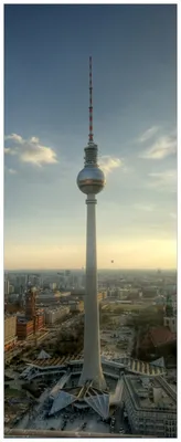 Produktbild von Wallario Premium Glasbild, freischwebende Optik, kräftige Farben, Größe 80 x 32 cm Motiv Fernsehturm Berlin mit Panoramablick über die Stadt