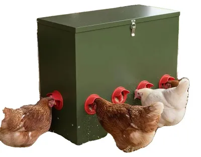 Zdjęcie produktu dla Kurnik, pojemnik na paszę, wymiary: 60,5 cm x 29 cm x 51 cm, wykonany ze stali, pojemność: 25 kg, konstrukcja zapobiegająca wyciekom, łatwy montaż