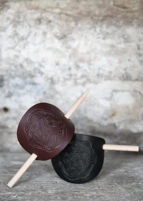 Produktbild von Kleine Haarspange aus Leder mit Wikinger-Motiv & Holzstift Braun