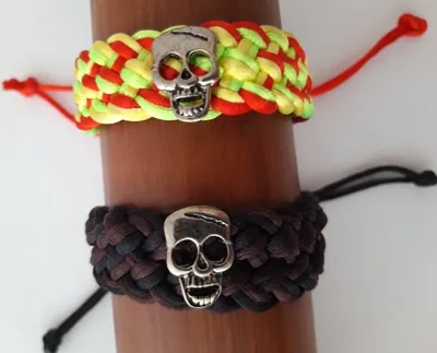 Produktbild von 2 Armbänder mit Totenkopf, Modeschmuck Armband Totenköpfe Geschenke Schmuck Geschenk