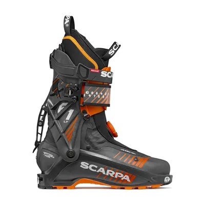 F1 LT Skitour Schuh von Scarpa in Schwarz und Orange; mit verstellbarem Schnallensystem und robustem Design.