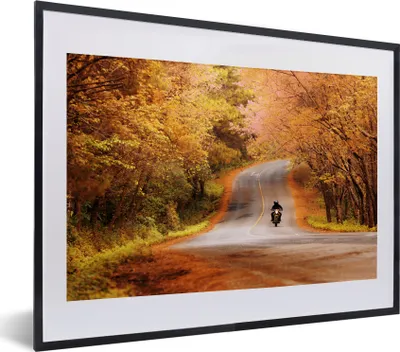 Produktbild von MuchoWow® MuchoWow® Gerahmtes Poster Motorrad zwischen Herbstbäumen 40x30 cm - Poster mit zchwarzem Bilderrahmen - Bilderrahmen - Poster im Rahmen
