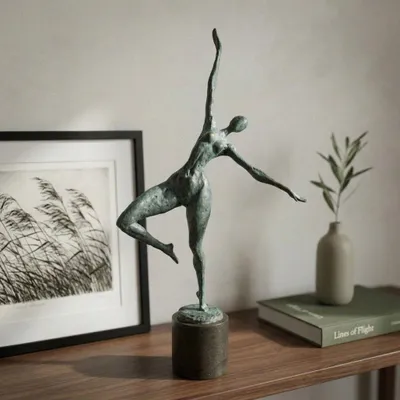 Produktbild von Bronzefigur Frau, grün patiniert, auf Natursteinsockel, H.63 cm