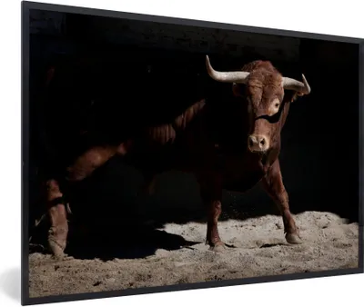 Produktbild von MuchoWow® Gerahmtes Poster Ein brauner Stier vor einem schwarzen Hintergrund 90x60 cm - Poster mit Schwarzem Bilderrahmen Wandposter Rahmen Foto Bilder - Fotorahmen - Foto-Plakat