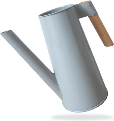 Image de petit arrosoir en métal avec poignée en bois, de couleur grise, pour plantes d'intérieur - idéal pour arroser ou comme accessoire vintage